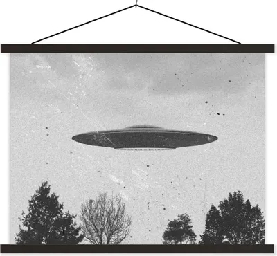 Produktbild von MuchoWow® Textilposter Ufo - Vintage - Baum - Schwarz - Weiß 120x90 cm mit schwarzem Rahmen - Aufhänger für Poster