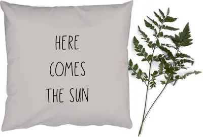 Produktbild von MuchoWow® Zierkissen Sofakissen Wohnzimmer Dekokissen 50x50 cm Hier kommt die Sonne - Text - Zitate - Sonne - Sommer - Komfort - Sofakissen