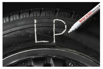 Immagine prodotto di Marcatore per pneumatici e superfici in acciaio, gomma, legno, plastica, vetro, punta conica, colore bianco, tratto 2,5 mm, marker bianco resistente all'acqua per scritte pneumatici