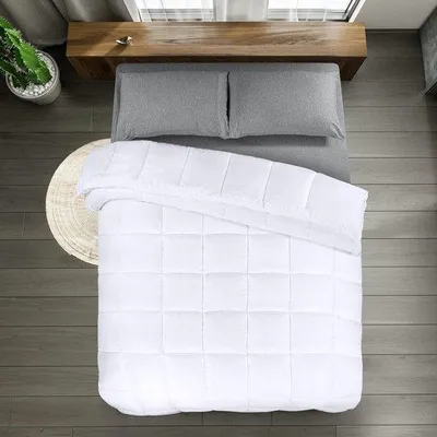 Produktbild von Famanu Bettdecke 135x200 cm - Leichtgewicht mit Polyesterfüllung, Sommerdecke mit Eckenlabels, Kastensteppung (Weiß)