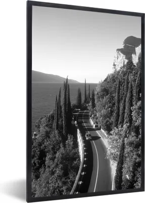 Produktbild von MuchoWow® Gerahmtes Poster Eine Straße durch die Berge in Richtung Gardasee - schwarz und weiß 60x90 cm - Poster mit Schwarzem Bilderrahmen Wandposter Rahmen Foto Bilder - Kunst