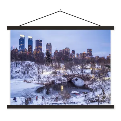 Produktbild von MuchoWow® Textilposter New York - Central Park - Winter 60x45 cm mit schwarzem Rahmen - Poster Schlafzimmer