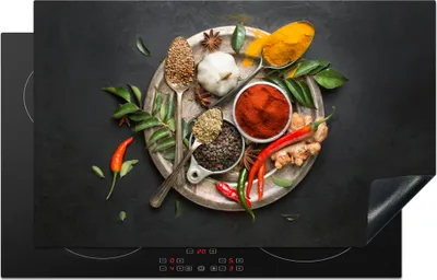 Produktbild von KitchenYeah© Herdabdeckplatte Gewürze - Teller - Pfeffer - Schwarz - Löffel - Silber , 85x52cm, Küche Deko, Glaskeramikkochfeld Herdabdeckung, Abdeckplatte fùr Kochfeld