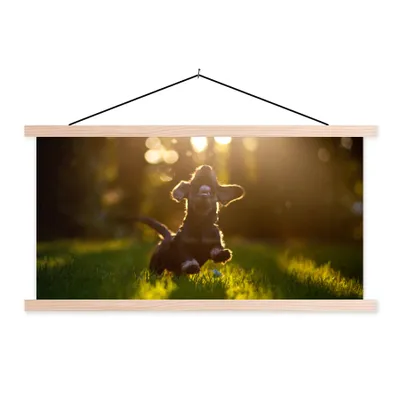 Produktbild von MuchoWow® Textilposter Welpe läuft im Gras 120x60 cm mit holzfarbenen Rahmen - Klemmleiste