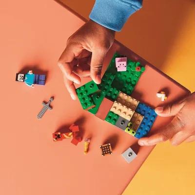 Produktbild von LEGO 21177 Minecraft Der Hinterhalt des Creeper, Spielzeugset mit Steve, Schweinchen- und Kükenfiguren, Kinderspielzeug ab 7 Jahren mit Minifiguren