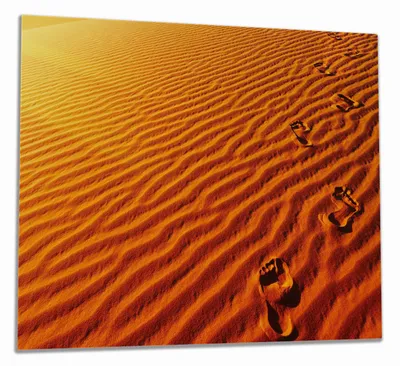 Produktbild von Wallario Herdabdeckplatte aus Glas, Größe 60 x 52 cm 1-teilig, Motiv Fußspuren im Sand - Sanddüne in der Wüste
