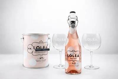 Produktbild von LOLEA Sangria Set N°5 Rosé – 0,75 L (8 % Vol) | Roséwein-Sangria | inkl. rosa Metall-Kühler mit Henkel & 2 Ballongläsern [Enthält Sulfite]