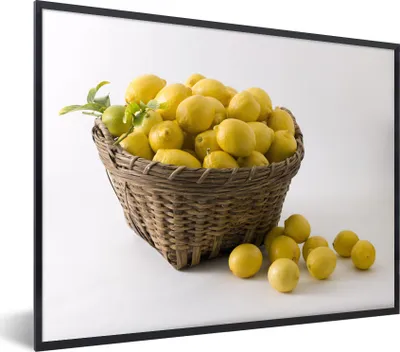 Produktbild von MuchoWow® Gerahmtes Poster Die Zitronen kommen aus einem authentischen Korb 80x60 cm - Poster mit Schwarzem Bilderrahmen Wandposter Rahmen Foto Bilder - Schwarzem - Mit Gestell