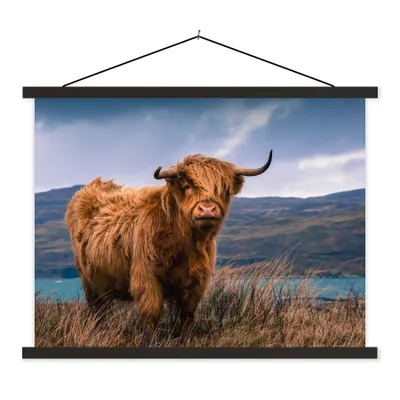 Produktbild von MuchoWow® Textilposter Schottischer Highlander - Berg - Wasser - Natur - Kuh 150x113 cm mit holzfarbenen Rahmen - Poster