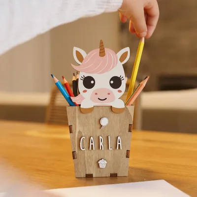 Produktbild von Personalisierter Stiftehalter aus Holz mit Namen, Einhorn-Schreibtischorganizer für Kinder, Schulgeburtstagsgeschenk, Schreibtischaccessoires für Mädchen und Jungen