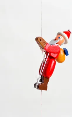 Produktbild von Holzspielzeug Kletterfigur Weihnachtmann Höhe=6,5 (Kletterseil ca 45 cm)cm Kletterfigur Weihnachtmann