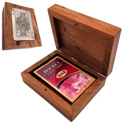 Produktbild von Kartenspiel in einer Holzschatulle – Elegantes Set mit Königsmotiv