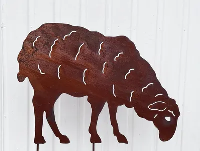 Productafbeelding van Tuinschaap Grasiend - Decoratie Figuur - Buiten Decoratie - Roest Metaal Patina - 37 x 52 cm - Roestkleur