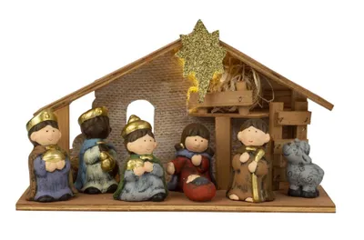 Krippe mit dem Jesuskind, umgeben von Maria und Josef. Links davon stehen die Heiligen Drei Könige.