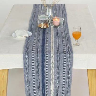 Immagine prodotto di Azomor®: elegante runner da tavola in cotone con strisce intrecciate e nappine