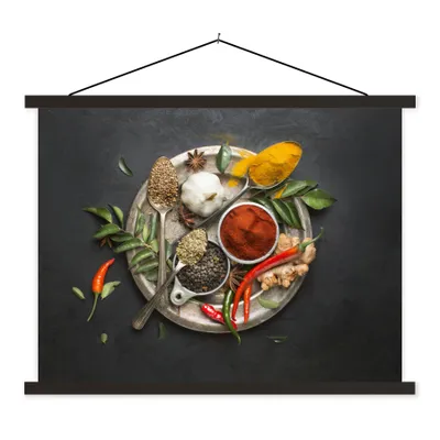 Produktbild von MuchoWow® Textilposter Gewürze - Teller - Pfeffer - Schwarz - Löffel - Silber 60x45 cm mit schwarzem Rahmen - Poster Schlafzimmer