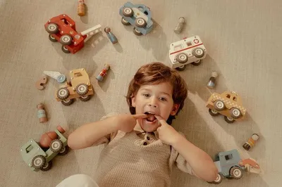 Produktbild von Little Dutch Spielzeug Krankenwagen aus Holz mit Gummirädern und Krankenschwester