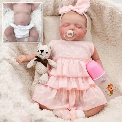 Produktbild von 45 Cm Große, Gezeichnete Puppe Mit Geschlossenen Augen Und Eingepflanzten Wimpern, Ärmelloses Rosa Kleid, Rosa Schmetterlingshaarband Und Rosa Leinenschuhe. Lebensechte Puppe.