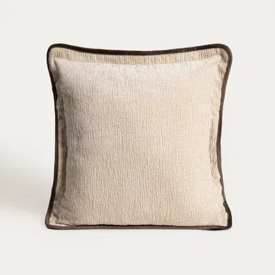 Zdjęcie produktu dla HOMLA Poszewka TENEBRA szenilowa brązowo-beżowa z ozdobnym obszyciem i falowaną teksturą 45x45 cm