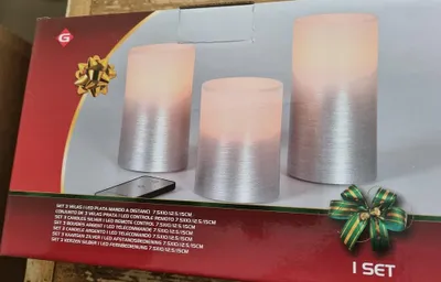 Productafbeelding van LED kaarsen/stompkaarsen met bewegende vlam en afstandsbediening - zilverkleurig - set van 3