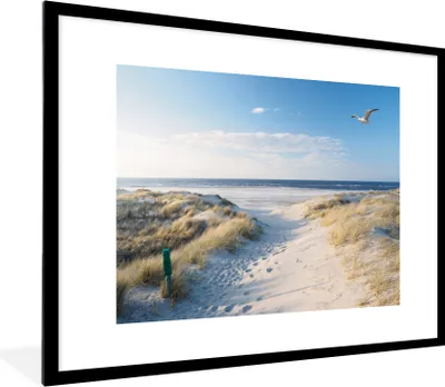Produktbild von MuchoWow® Gerahmtes Poster Düne - Möwe - Strand - Meer - Sonne 80x60 cm - Poster mit Schwarzem Bilderrahmen Wandposter Rahmen Foto Bilder - Schlafzimmer-Dekorationen - Fotoposter