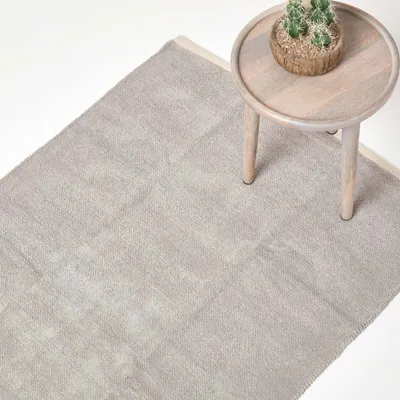 Produktbild von HOMESCAPES Hellgrauer Chenille-Teppich mit naturfarbenem Rand aus 100% Baumwolle, 45 x 70 cm