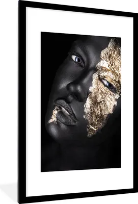 Produktbild von MuchoWow® Gerahmtes Poster Frau - Gold - Schwarz - Farbe - Luxus 60x90 cm - Poster mit Schwarzem Bilderrahmen Wandposter Rahmen Foto Bilder - Dekoration - Wandposter Wohnzimmer - Hochwertig