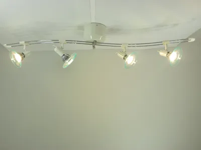 Produktbild von Weiße Deckenbogen 4 flammig mit Acrylglaseinsätzen Spotleuchte Strahler