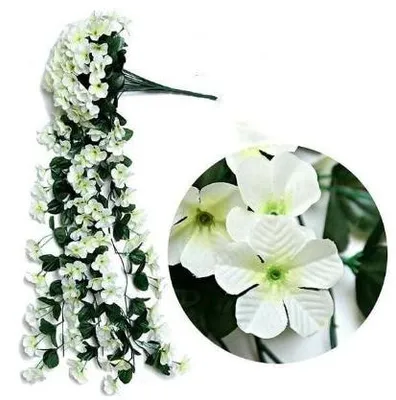 Weiße künstliche Blumengirlande mit grünen Blättern, hängend gezeigt, mit einer Nahaufnahme der weißen Blumen