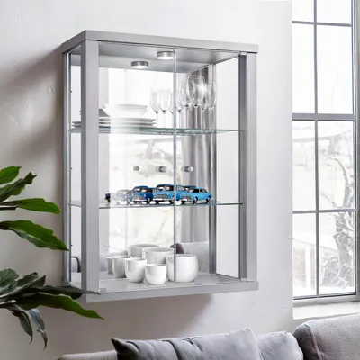 Immagine prodotto di K-Möbel Vetrina sospesa in alluminio / argento (80x60x25 cm) con 2 ripiani in vetro regolabili in altezza, specchio e LED - Vetrina sospesa in vetro - Vetrina a parete - Scaffale in vetro