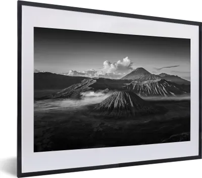 Produktbild von MuchoWow® MuchoWow® Gerahmtes Poster Indonesien - Vulkan - Schwarz - Weiß 40x30 cm - Poster mit zchwarzem Bilderrahmen - Bilderrahmen - Poster im Rahmen