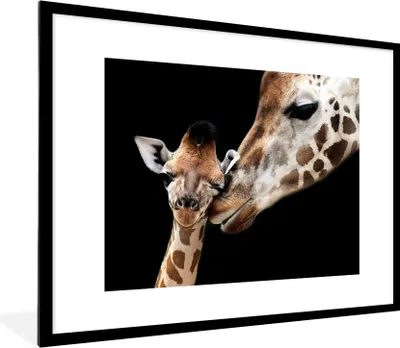 Produktbild von MuchoWow® Gerahmtes Poster Giraffe - Tiere - Schwarz - Porträt - Tiere 80x60 cm - Poster mit Schwarzem Bilderrahmen Wandposter Rahmen Foto Bilder - Schlafzimmer-Dekorationen - Fotoposter
