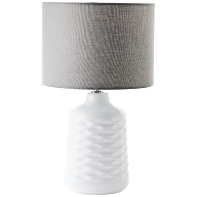 Immagine prodotto di BRILLANTE lampada da tavolo in Vetroceramica bianca con paralume in tessuto grigio ILYSA | lampada da tavolo decorativa con interruttore a cavo intermedio | altezza 42 cm e diametro 25 cm | presa E14 max. 40 W | Vetroceramica/metallo/tessuto