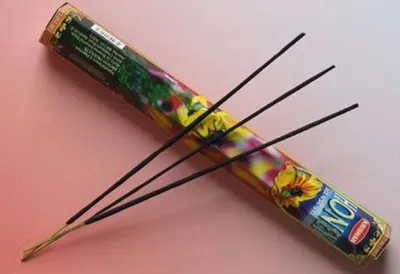 Das Bild zeigt eine Schachtel Räucherstäbchen Honig der Firma Krishan.