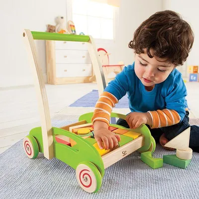 Obrázok produktu pre Hape Drevený vozík so stavebnicou – chodítko so stavebnicou pre batoľatá