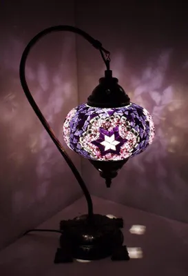Immagine prodotto di Lampada da tavolo turca con sfera mosaico viola da 12 cm – Lampada orientale realizzata a mano per un'illuminazione suggestiva