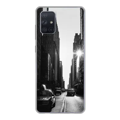 Produktbild von MuchoWow® Handyhülle Schutzhülle Hülle für Samsung Galaxy A51 5G Eine ruhige Straße in New York in Schwarz und Weiß Silikon Softcase Handy Hülle - Abbildung