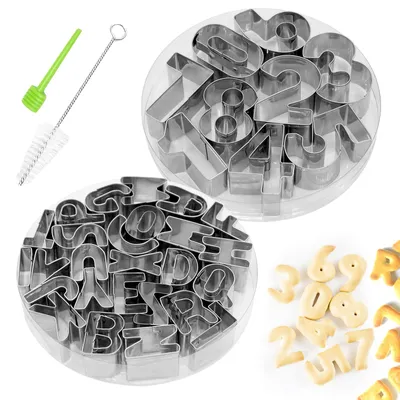 Image de Lot de 35 emporte-pièces en acier inoxydable en forme de lettres et de chiffres pour biscuits et pâte à sucre, avec brosse de nettoyage et outil pour démouler.