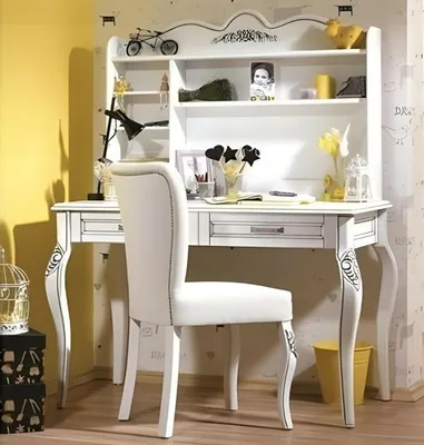 Productafbeelding van Elegant slaapkamer set in wit, met een houten bureau en stoel