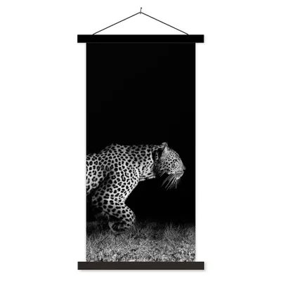 Produktbild von MuchoWow® Textilposter Wildtiere - Leopard - Gras - Schwarz - Weiß 40x80 cm mit schwarzem Rahmen - Wandemalerei