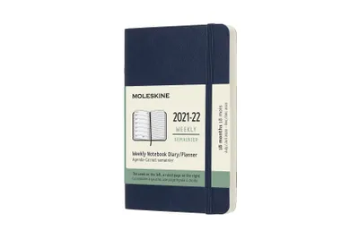 Productafbeelding van Moleskine weekagenda 2021/2022, formaat pocket/A6, 1 week = 1 pagina, rechterpagina met lijnen, zachte kaft, kleur saphir