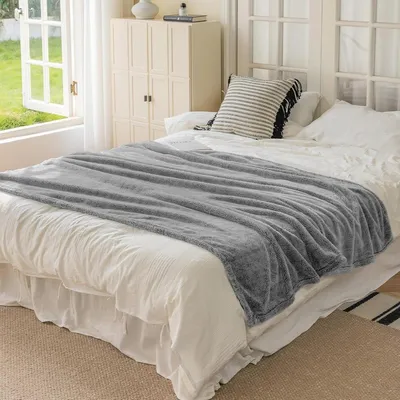 Fleece-Decke 130 x 150 cm - Weiche Flanelldecken für Sofa und Bett - Oeko-TEX® zertifiziert