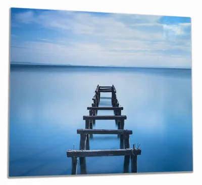 Produktbild von Wallario Herdabdeckplatte aus Glas, Größe 60 x 52 cm 1-teilig, Motiv Rustikaler Holzsteg im blauen See