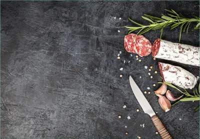 Produktbild von Wallario Fototapete Vliestapete, seidenmatte Oberfläche, einfache Verarbeitung, Größe 300 x 210 cm, Motiv Salami, Rosmarin und Knoblauch