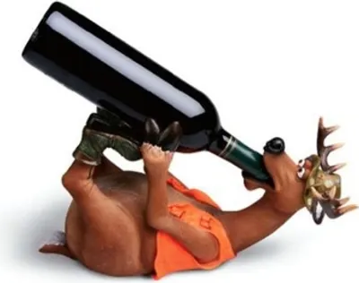 Produktbild von Handbemalter Flaschenhalter mit Hirsch-Motiv, Abmessungen 30 x 15 x 10 cm
