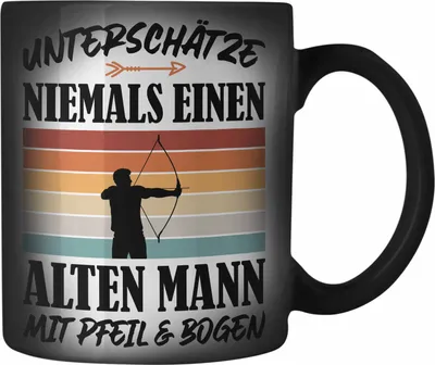 Produktbild von Trendation - Bogenschießen Geschenk Erwachsene Farbwechsel Zauber-Tasse Unterschätze Niemals Einen Alten Mann mit Pfeil und Bogen Männer Bogensport Archery (Schwarz)