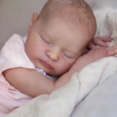 Zdjęcie produktu dla śpiąca Laura o wysokości 48 cm z ręcznie malowanymi włosami, miękkim w dotyku obrazem 3D z widocznymi żyłkami, zakorzenionymi rzęsami, realistyczna lalka dla maluchów