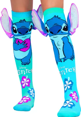 Beine mit türkisfarbenen Stitch-Socken, die große silber-lila 3D-Ohren besitzen. Auf den Kniestrümpfen ist Stitch mit Herz und Hibiskus-Blüten abgebildet.
