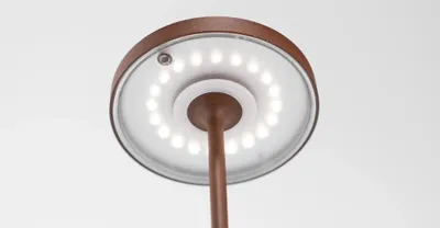 Produktbild von Poldina Reverso Corten LED-Tischleuchte, wiederaufladbar und dimmbar mit einer Akkulaufzeit von bis zu 12 Stunden. Außen IP65
