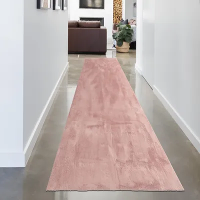 Immagine prodotto di Tappeto in pelliccia di coniglio rosa dall'aspetto elegante e morbido, con raffinati riflessi moderni, dimensioni - 80 x 300 cm